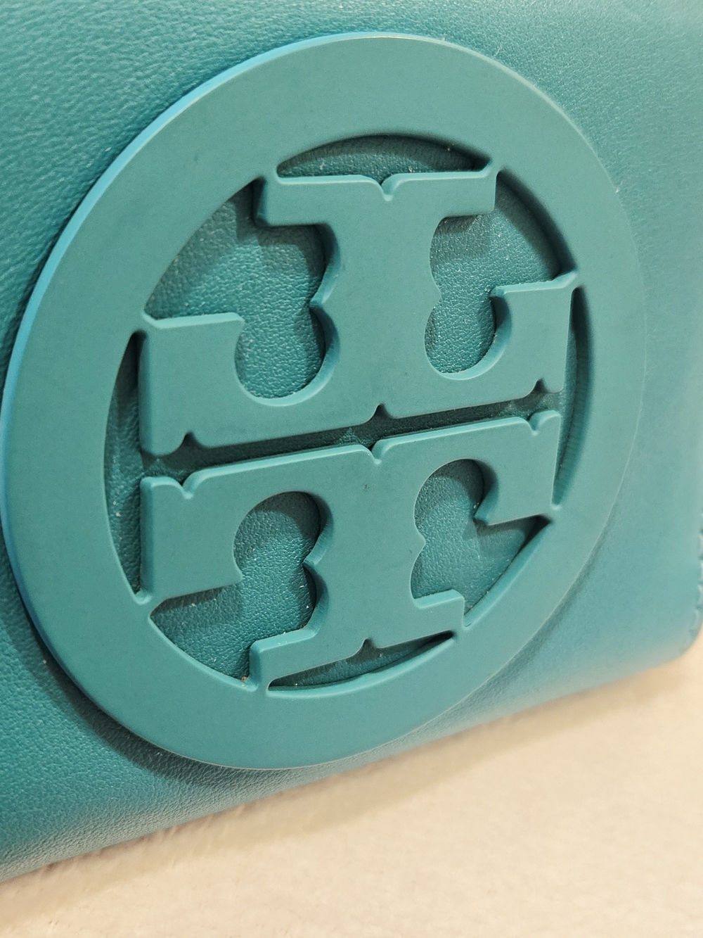Tory Burch Teal Leather Zip Card Case with Logo Medallion EUC - Picture 7 of 12